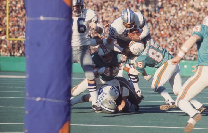 Buoniconti (85) blacked out after a hit in Super Bowl VI but stayed in. He doesn’t recall playing in the game.